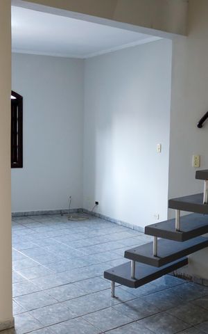 Casa à venda com 240m², 3 quartos e 2 vagas Casa à venda com 240m², 3 quartos e 2 vagasCopa