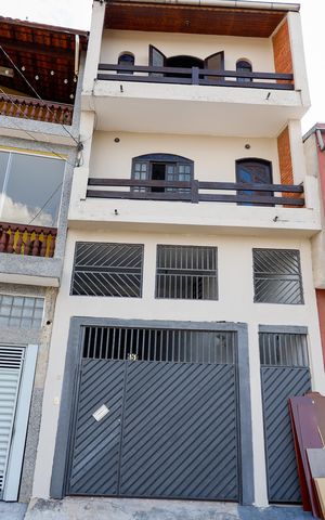 Casa à venda com 240m², 3 quartos e 2 vagas Casa à venda com 240m², 3 quartos e 2 vagasFachada