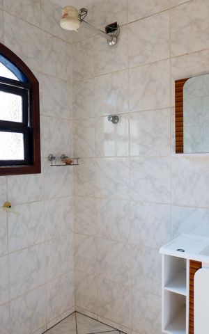 Casa à venda com 240m², 3 quartos e 2 vagas Casa à venda com 240m², 3 quartos e 2 vagasBanheiro