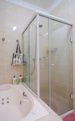 Casa à venda com 235m², 3 quartos e 4 vagasBanheiro da suíte 1