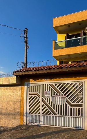 Casa à venda com 235m², 3 quartos e 4 vagasFachada + plaquinha