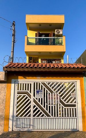 Casa à venda com 235m², 3 quartos e 4 vagasFachada + plaquinha