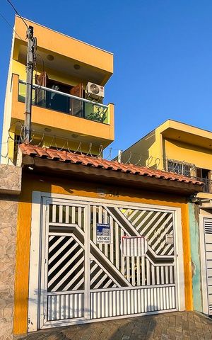 Casa à venda com 235m², 3 quartos e 4 vagasFachada + plaquinha