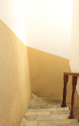 Casa de condomínio para alugar com 95m², 2 quartos e 2 vagasEscada