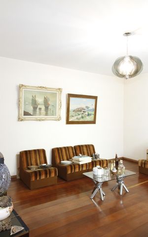 Casa à venda com 229m², 5 quartos e 4 vagasSala