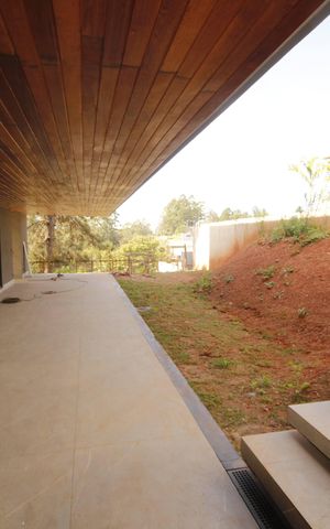 Casa de condomínio à venda com 403m², 4 quartos e 4 vagasEscada