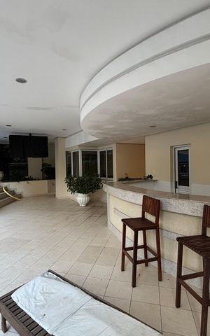 Apartamento à venda com 200m², 3 quartos e 2 vagasÁrea comum - piscina