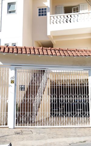 Casa à venda com 215m², 3 quartos e 4 vagas Casa à venda com 215m², 3 quartos e 4 vagasFachada