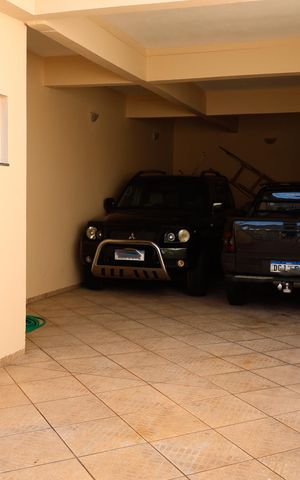 Casa à venda com 215m², 3 quartos e 4 vagas Casa à venda com 215m², 3 quartos e 4 vagasGaragem