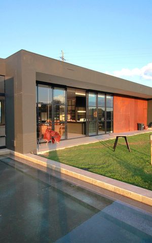 Casa de condomínio à venda com 500m², 3 quartos e 4 vagasFachada interna
