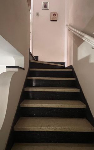 Casa à venda com 280m², 3 quartos e 3 vagas Casa à venda com 280m², 3 quartos e 3 vagasEscada