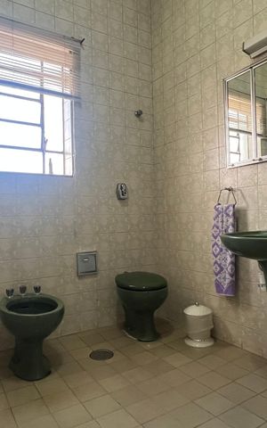 Casa à venda com 280m², 3 quartos e 3 vagas Casa à venda com 280m², 3 quartos e 3 vagasBanheiro