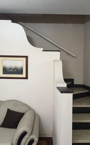 Casa à venda com 280m², 3 quartos e 3 vagas Casa à venda com 280m², 3 quartos e 3 vagasEscada