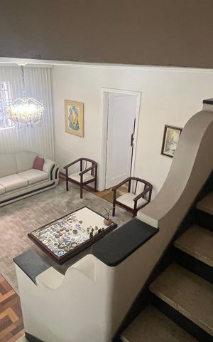Casa à venda com 280m², 3 quartos e 3 vagas Casa à venda com 280m², 3 quartos e 3 vagasEscada