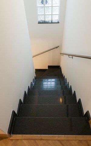 Casa à venda com 201m², 3 quartos e 2 vagas Casa à venda com 201m², 3 quartos e 2 vagasEscada