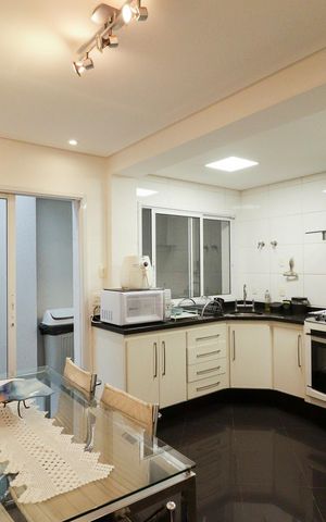 Casa à venda com 201m², 3 quartos e 2 vagas Casa à venda com 201m², 3 quartos e 2 vagasCozinha