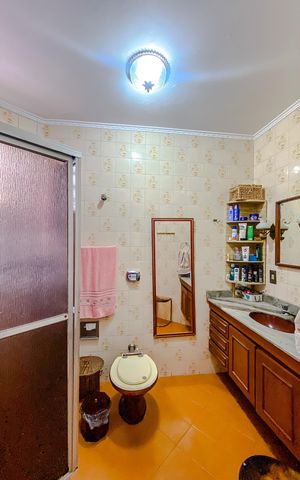 Casa à venda com 220m², 3 quartos e 2 vagasBanheiro da Suíte
