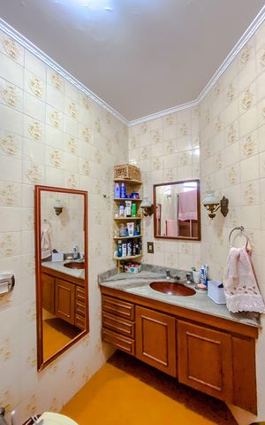 Casa à venda com 220m², 3 quartos e 2 vagasBanheiro da Suíte