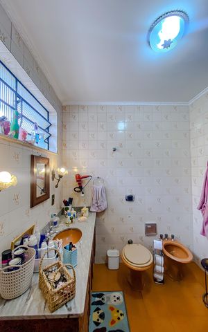 Casa à venda com 220m², 3 quartos e 2 vagasBanheiro