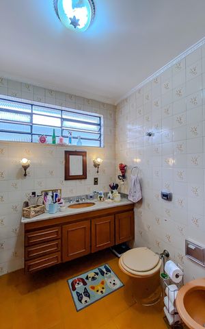 Casa à venda com 220m², 3 quartos e 2 vagasBanheiro