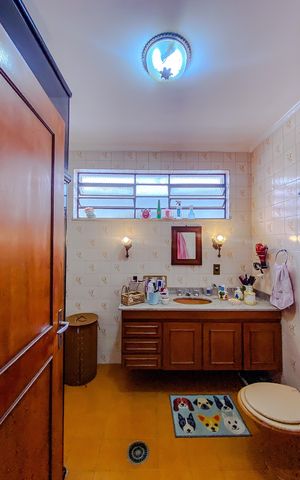 Casa à venda com 220m², 3 quartos e 2 vagasBanheiro