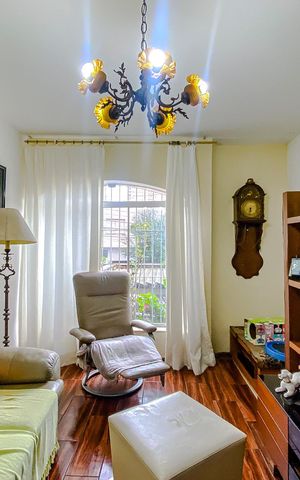 Casa à venda com 220m², 3 quartos e 2 vagasSala