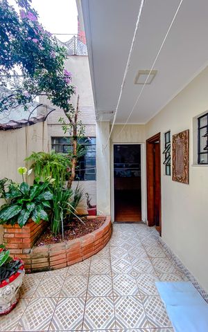 Casa à venda com 220m², 3 quartos e 2 vagasCorredor