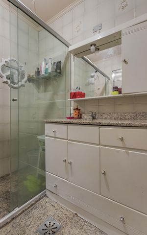 Casa à venda com 200m², 4 quartos e 2 vagas Casa à venda com 200m², 4 quartos e 2 vagasBanheiro