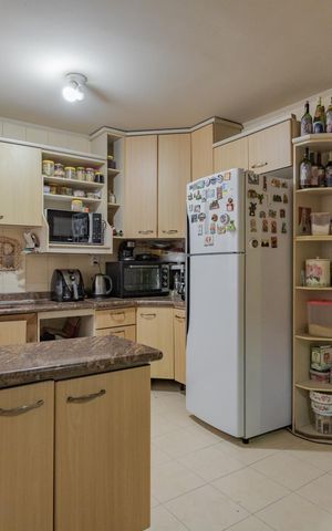 Casa à venda com 200m², 4 quartos e 2 vagas Casa à venda com 200m², 4 quartos e 2 vagasCozinha