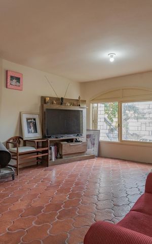 Casa à venda com 200m², 4 quartos e 2 vagas Casa à venda com 200m², 4 quartos e 2 vagasSala