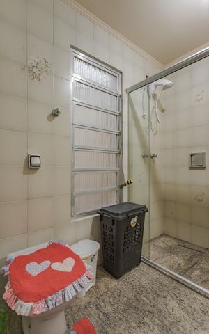 Casa à venda com 200m², 4 quartos e 2 vagas Casa à venda com 200m², 4 quartos e 2 vagasBanheiro