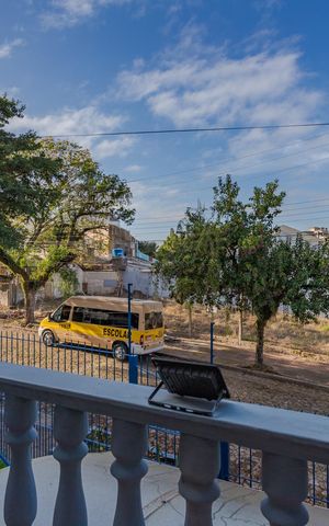 Casa à venda com 200m², 4 quartos e 2 vagas Casa à venda com 200m², 4 quartos e 2 vagasQuarto 2 Sacada