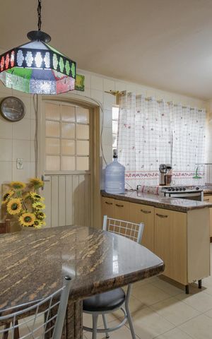 Casa à venda com 200m², 4 quartos e 2 vagas Casa à venda com 200m², 4 quartos e 2 vagasCozinha