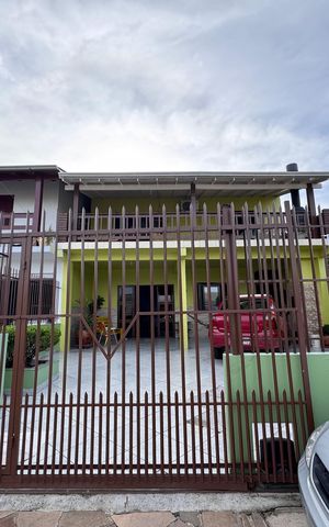 Casa à venda com 485m², 3 quartos e 4 vagas Casa à venda com 485m², 3 quartos e 4 vagasFachada