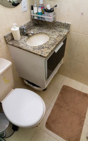 Casa de condomínio à venda com 130m², 3 quartos e 2 vagasBanheiro 