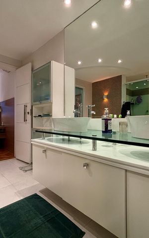 Apartamento à venda com 287m², 4 quartos e 2 vagas Apartamento à venda com 287m², 4 quartos e 2 vagasBanheiro da Suíte 2
