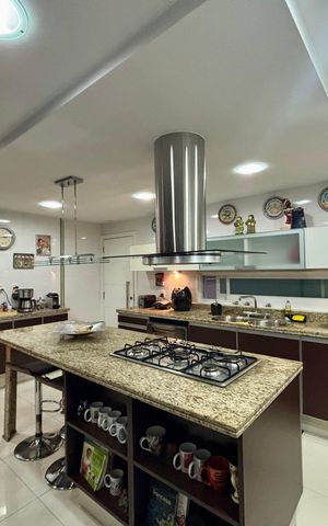 Apartamento à venda com 287m², 4 quartos e 2 vagas Apartamento à venda com 287m², 4 quartos e 2 vagasCozinha