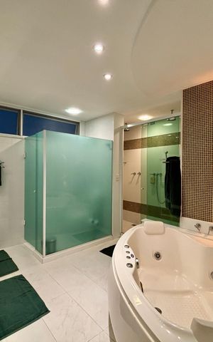 Apartamento à venda com 287m², 4 quartos e 2 vagas Apartamento à venda com 287m², 4 quartos e 2 vagasBanheiro da Suíte 2