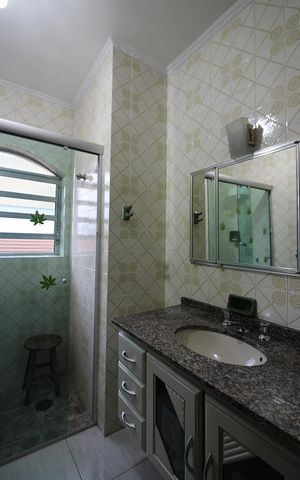 Casa à venda com 239m², 3 quartos e 2 vagasBanheiro do Quarto 1