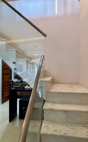 Apartamento à venda com 144m², 4 quartos e 1 vaga Apartamento à venda com 144m², 4 quartos e 1 vagaEscada