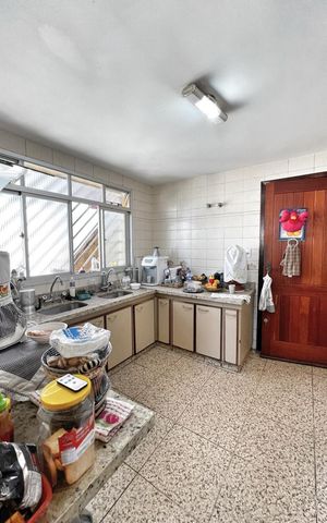 Casa à venda com 333m², 4 quartos e 4 vagas Casa à venda com 333m², 4 quartos e 4 vagasCozinha