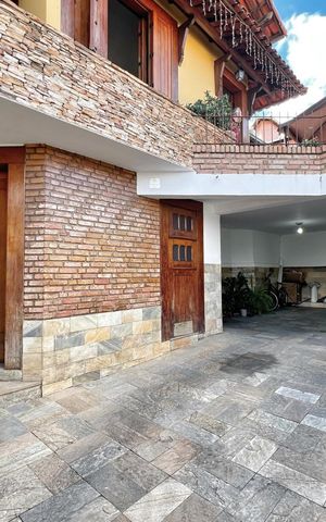 Casa à venda com 333m², 4 quartos e 4 vagas Casa à venda com 333m², 4 quartos e 4 vagasGaragem