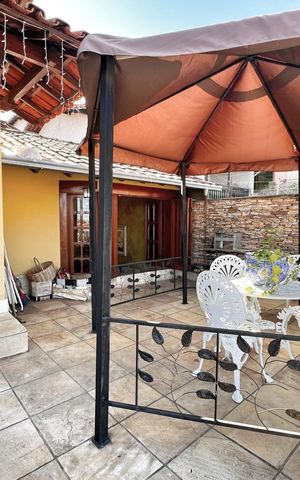 Casa à venda com 333m², 4 quartos e 4 vagas Casa à venda com 333m², 4 quartos e 4 vagasVaranda