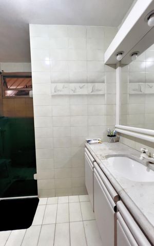 Casa à venda com 333m², 4 quartos e 4 vagas Casa à venda com 333m², 4 quartos e 4 vagasBanheiro