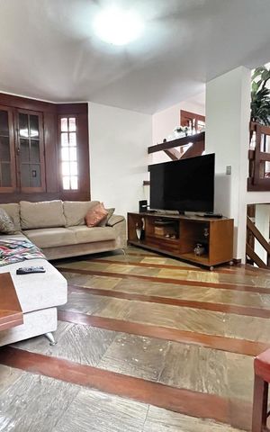 Casa à venda com 333m², 4 quartos e 4 vagas Casa à venda com 333m², 4 quartos e 4 vagasSala