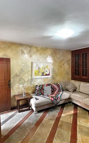 Casa à venda com 333m², 4 quartos e 4 vagas Casa à venda com 333m², 4 quartos e 4 vagasSala