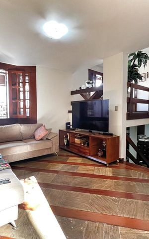Casa à venda com 333m², 4 quartos e 4 vagas Casa à venda com 333m², 4 quartos e 4 vagasSala