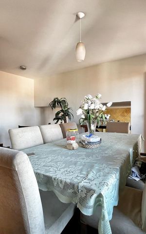Casa à venda com 333m², 4 quartos e 4 vagas Casa à venda com 333m², 4 quartos e 4 vagasSala