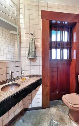 Casa à venda com 333m², 4 quartos e 4 vagas Casa à venda com 333m², 4 quartos e 4 vagasLavabo