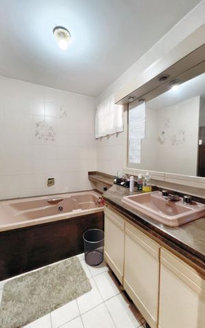 Casa à venda com 333m², 4 quartos e 4 vagas Casa à venda com 333m², 4 quartos e 4 vagasBanheiro